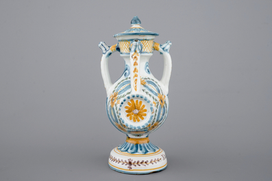 Un ensemble de 3 pichets trompeurs en forme de tonneau, Talavera, Espagne, ca. 1820